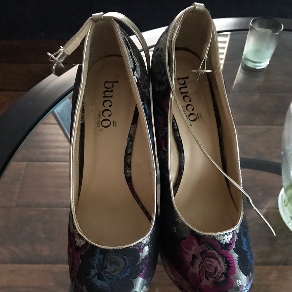 Bucco Flower Wedges